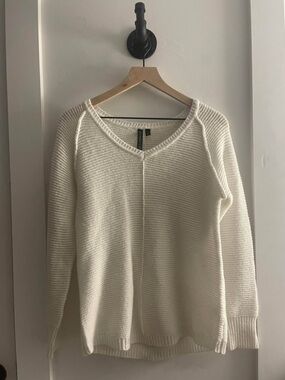 WOMENS SIZE M V-NECK SWEATER